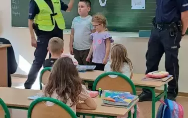 Spotkanie z policjantami w klasie pierwszej. 8