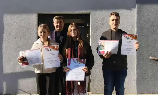 Zdjęcie do Troje uczni&oacute;w naszej szkoły ze stypendiami Fundacji Świętego Mikołaja!