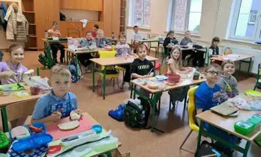 Zdjęcie do Kolorowe i zdrowe śniadanie uczni&oacute;w klasy 1