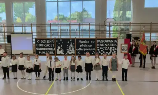 Zdjęcie do Dzień Nauczyciela i pasowanie na ucznia w Szkole Podstawowej im. gen. dyw. Tadeusza Kutrzeby w Drawsku