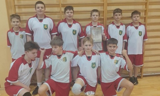 Zdjęcie do 1 miejsce w Mistrzostwach Powiatu Czarnkowsko-Trzcianeckiego w Piłce Siatkowej Chłopc&oacute;w 