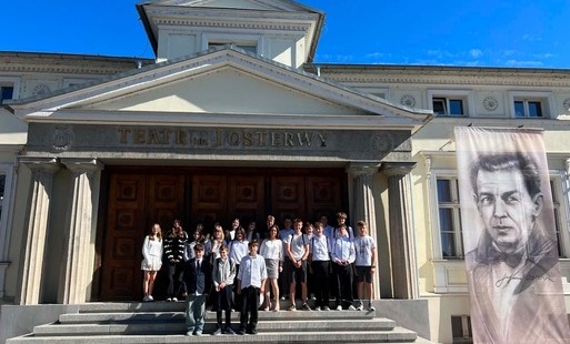 Zdjęcie do Teatralna lekcja kultury &ndash; wyjazd na &bdquo;Zemstę&rdquo; 
