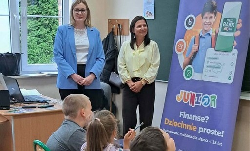 Zdjęcie do Spotkanie edukacyjne z przedstawicielkami Banku Sp&oacute;łdzielczego w Wieleniu dla uczni&oacute;w klas I-III