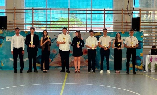 Zdjęcie do ,,Szczęśliwej drogi, już czas&rdquo; Fotorelacja z zakończenia roku szkolnego 2025/2026 i pożegnania Absolwent&oacute;w